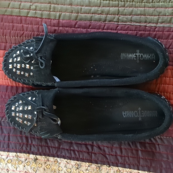 MINNETONKA* black suede leather moccasin flats stud detailing rubber sole 9.5 - Picture 3 of 12